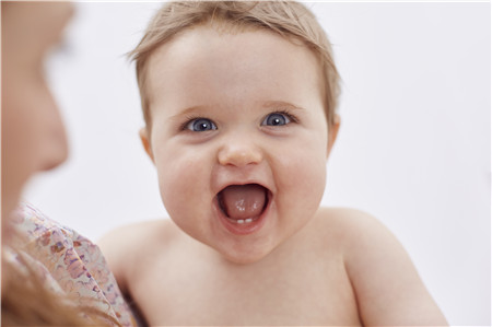 新生儿眼睛里面有分泌物怎么办 处理方式有这三种