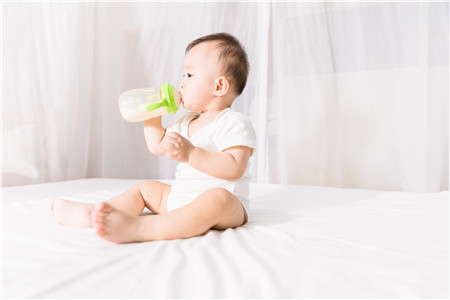 一周五个月的宝宝喝多少奶 一岁五个月宝宝吃奶量标准