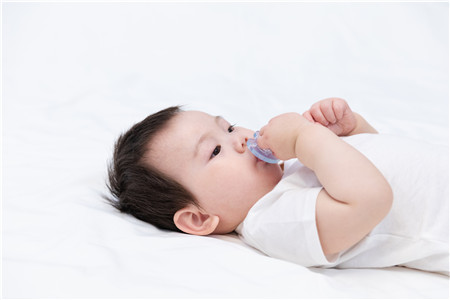 3个月宝宝嘴巴吐泡泡正常吗 宝宝为什么吐泡泡