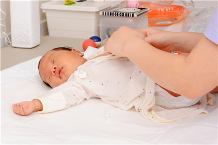 宝宝百日咳的症状与治疗法 宝宝百日咳怎么办