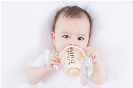 母乳喂养需要给孩子喂水吗 六个月内一般不需要喂水