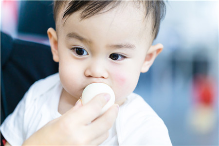 六个月宝宝吐泡沫口水怎么回事 三个原因比较常见