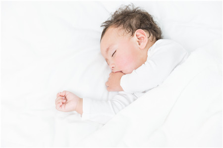 宝宝发烧晚上睡觉穿多少 宝宝发烧睡觉要穿薄点吗