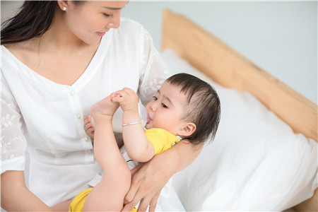 小孩为什么会吐奶那么多 生理性因素也会导致吐奶