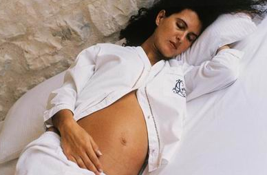 孕妇正确睡姿才有利于胎儿发育胎儿发育