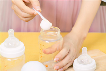 3个月宝宝吃多少毫升奶粉 三个月宝宝吃奶量标准