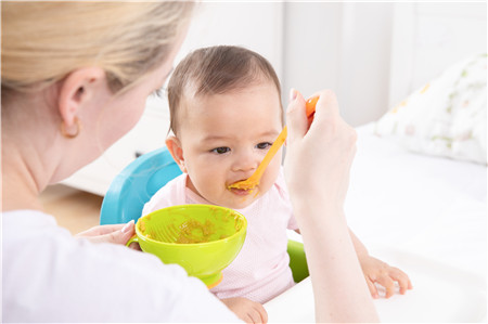 怎么给婴儿添加辅食 婴儿几个月开始添加辅食