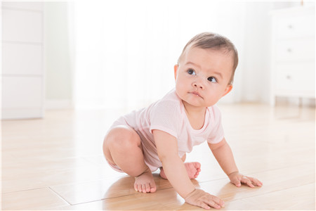 婴儿爬行少如何补救 如何训练宝宝爬行