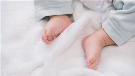 2021年一个月宝宝吃多少奶粉正常