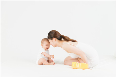 秋季新生儿吃母乳需要喂水吗 新生儿母乳喂养技巧