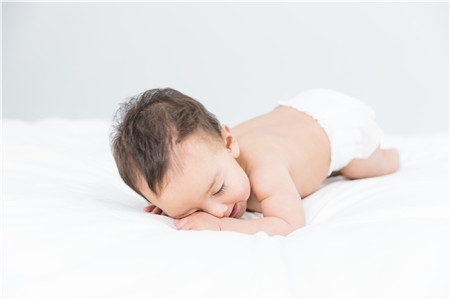 宝宝自主入睡的表现 宝宝睡前会发出信号家长们别满目干预