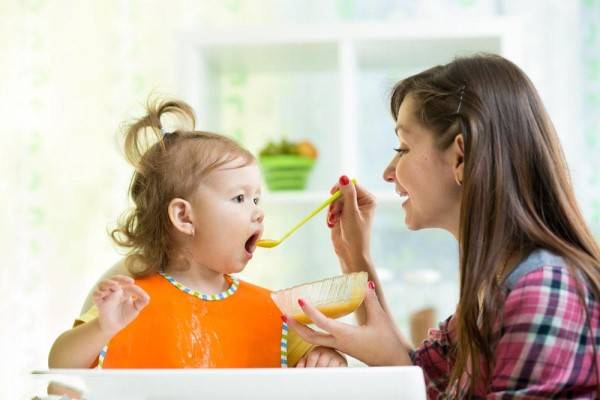 孩子边吃饭边玩的危害 别再追着你家孩子喂饭了