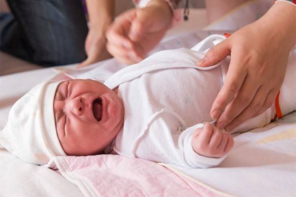新生儿排便困难怎么办 要根据宝宝情况来解决