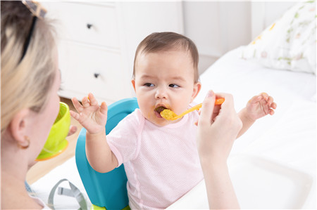 一岁的孩子吃多少饭 喂养孩子的年龄指南