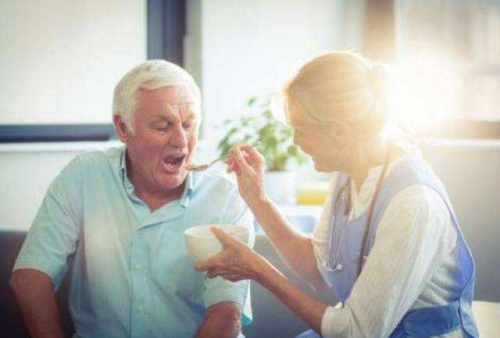 老人吃饭吞咽困难，雀巢顺凝宝呵护老年人的身体健康