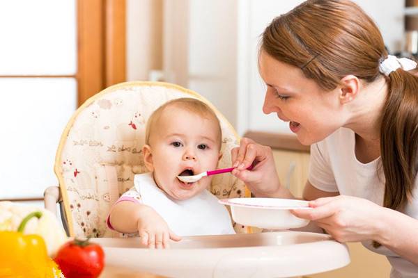 宝宝学吃饭的最佳时期 训练宝宝吃饭的小技巧