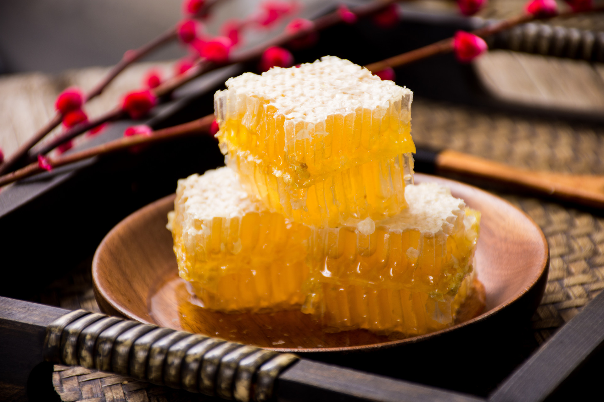 蜂巢蜜怎么保存最好-蜂巢蜜需要冷藏吗-蜂巢蜜可以冰冻吃吗