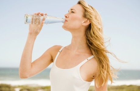 女性在性生活前请多喝些水两性知识