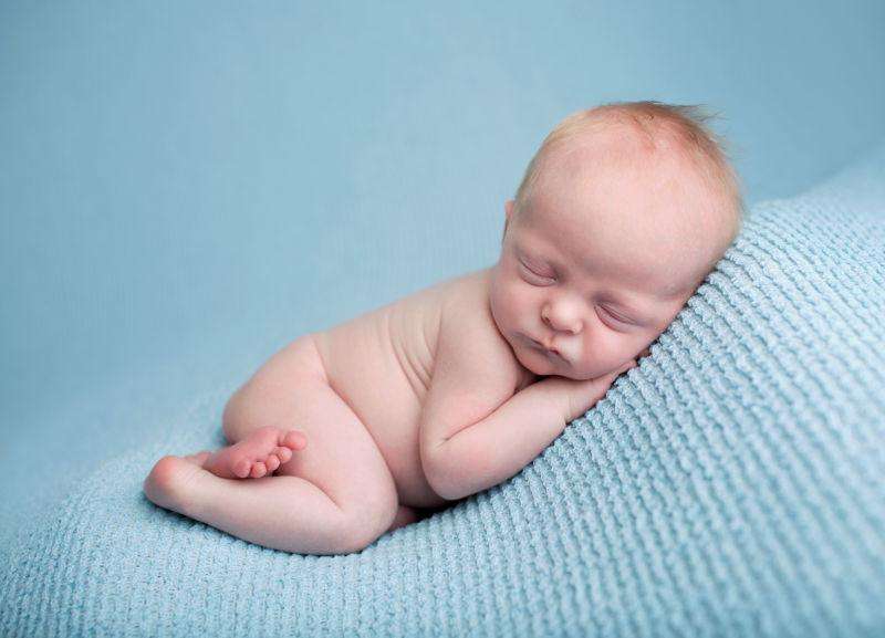 出生一个月的男宝宝的奶具需要消毒吗？一个月吃多少奶粉？