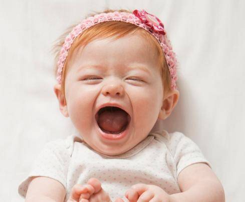 坐月子宝宝爱出汗有影响吗？宝宝出汗的原因是什么？