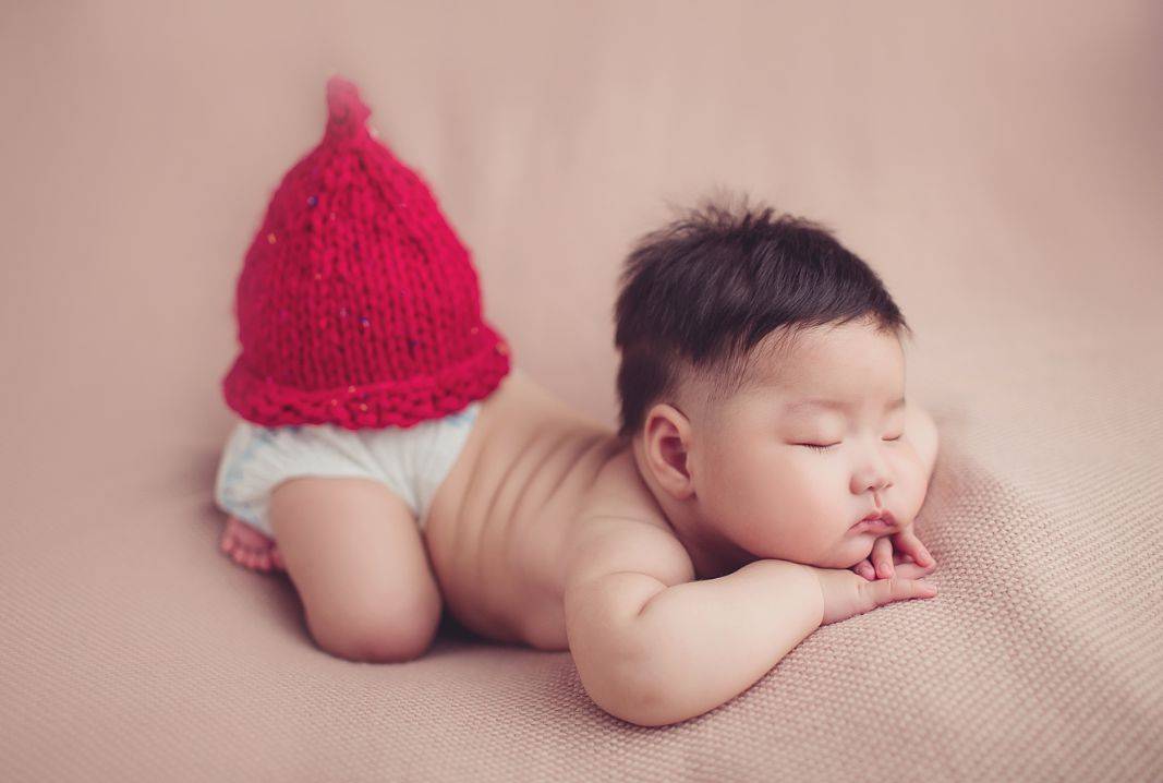 月子期宝宝晚上睡觉会哭是为什么？新生婴儿可以睡软床吗？