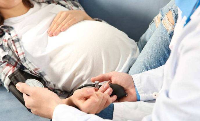 在怀孕初期孕妇情绪波动大爱哭是为什么？有哪些注意事项？