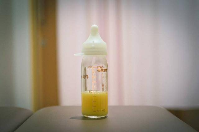 黄色的初乳宝宝喝了会患上小儿黄疸吗？小儿黄疸有哪些影响？