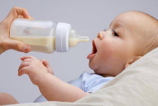 初乳正常的一次会有多少毫升？初乳可以给宝宝喝吗？