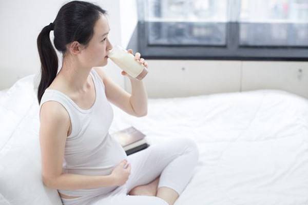 孕妇的初乳是淡黄色的还是透明的？初乳不干净？