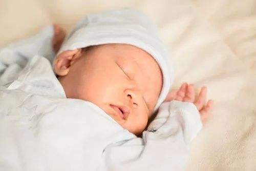 宝宝抱睡的危害介绍，宝宝为什么会频繁醒过来？