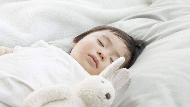 宝宝抱睡久了会影响身高？睡觉爱哭闹都有哪些原因？