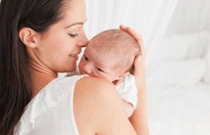 一个月宝宝肚脐突出按下去的时候有声音是什么原因？