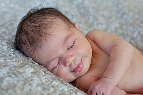 6个月大的宝宝夏天睡觉时需要给他盖被子吗?