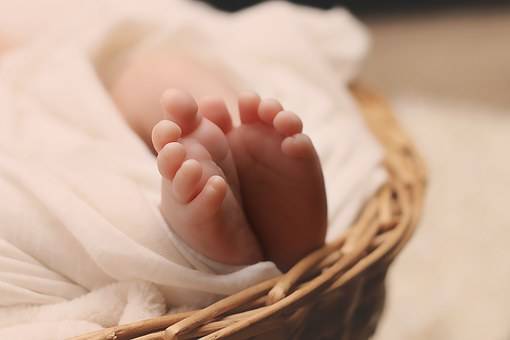 宝宝入睡前总是翻来覆去的原因是什么？