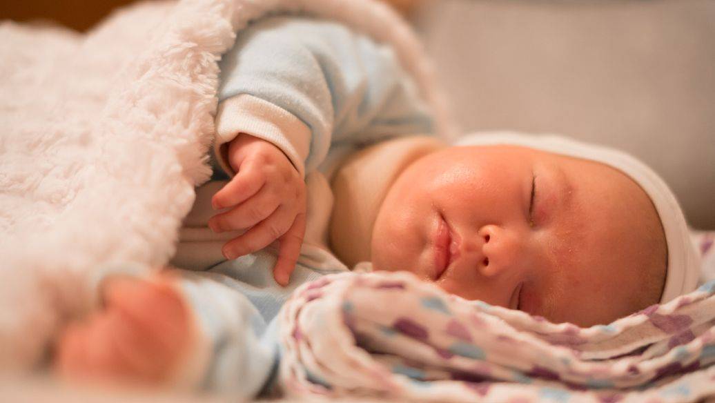 怎么样才能哄睡两个多月的宝宝？求方法？
