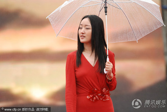 组图：杨钰莹雨中演唱 身穿红裙“玉女” 风采依旧娱乐明星
