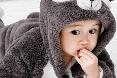 婴儿发烧不给宝宝穿衣服是否正确？