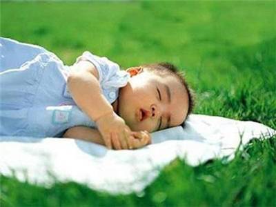 宝宝发烧时睡觉一直出汗是什么原因？