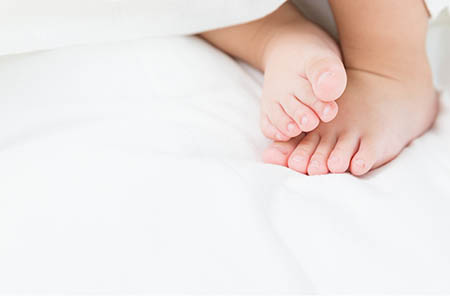 新生儿患奶藓的原因有哪些 如何预防新生儿奶藓