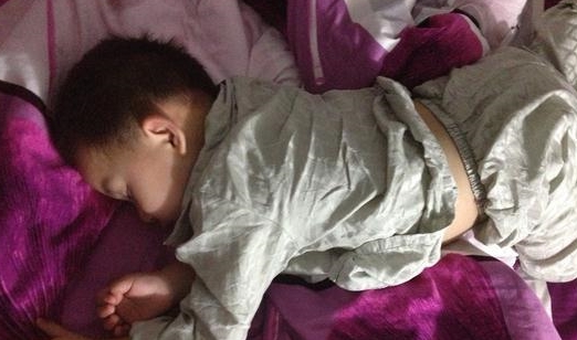孩子爱趴在床上磨蹭怎么办 两位妈妈的不同做法影响了孩子未来