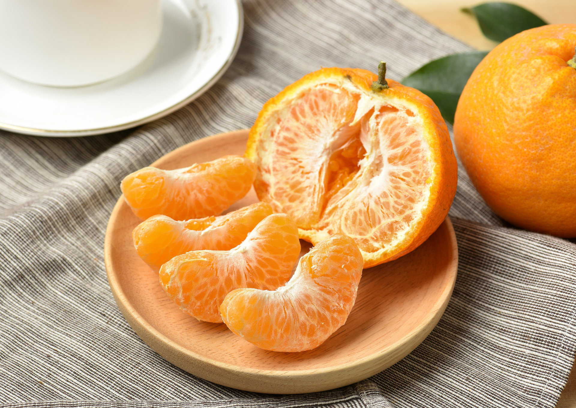 丑橘是杂柑品种，比一般的橘子还是好吃些的，丑橘在甜度上算中等的，很多人喜欢吃更甜的，那丑橘买回去放久点还会变甜吗?