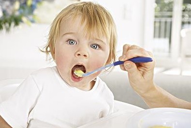 宝宝辅食最好从泥状的食物开始添加婴儿