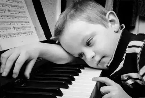 孩子多少岁适合学钢琴，女孩学钢琴最佳年龄是多少？