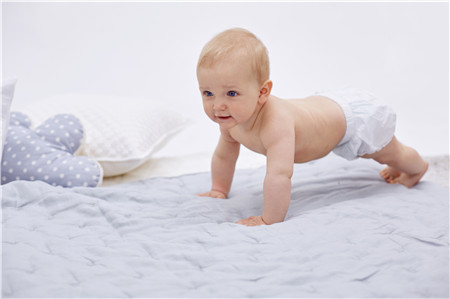 一个月宝宝吐口水泡泡是正常的吗