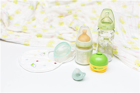 不同阶段宝宝的饮水装备
