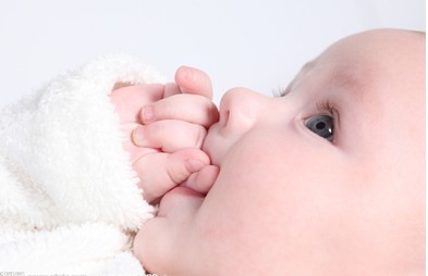 父母如何看待宝宝吃手行为行为习惯