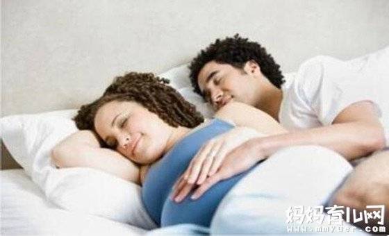 不同时期孕妇睡姿也大有讲究 怀孕早期正确睡姿图解