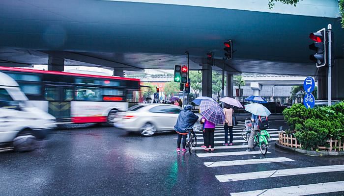 下雨天为什么还要洒水 雨天为啥要洒水