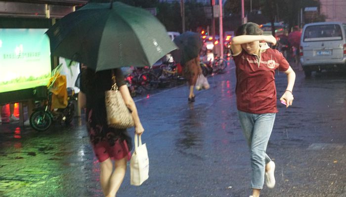 湖南五一假期首日遇强降雨 明日阴雨持续全省出现阵雨