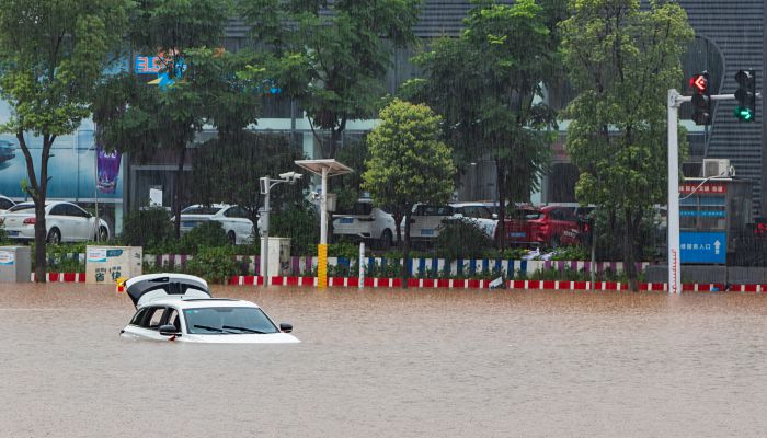 四川暴雨致村庄内涝轿车被冲进激流 车辆进水怎么逃生